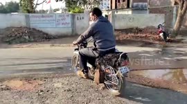 Crafty local engineer converts rusty unused bicycle into e-bike in central India