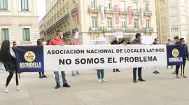 Asociación Nacional de Locales Latinos realizan una concentración en frente del congreso de los diputados; piden reabrir sus negocios
