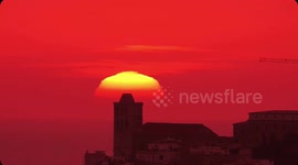 Catedral de Ibiza eclipsando el sol al amanecer.