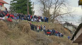 Loyal fans are exposed to the corona virus even though the ban has been gathered and entering the stadium they are watching their team from the hill.