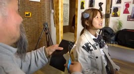 Skilful Chinese artist cuts tourists’ portraits out of paper in just a few minutes