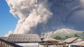 Timelapse shows massive volcanic ash cloud erupting from Mount Sinabung