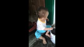 1 year old boy startled his mother when suddenly eating sand
