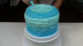 Hungry? US teen baker makes amazing blue ómbre cake!
