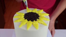 Hungry? US teen baker makes impressive sunflower cake!