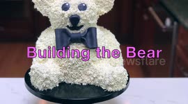 Hungry? US teen baker makes impressive polar bear cake!