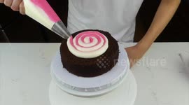 Hungry? US teen baker makes impressive cotton candy cake!