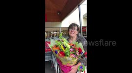 'I feel blessed': Aussie brightens up strangers' days with flower bouquets