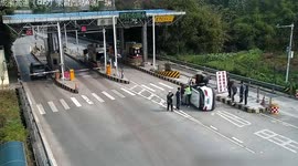 Kind-hearted people rescue motorists trapped in car after it flips over on Chinese highway