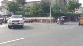 American ex-pat builds bizarre half-bike, half-car in the Philippines
