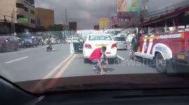 Kind taxi driver saves kitten stuck in the middle of the road