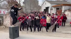 萧县:90后小伙带全村留守老人跳舞玩乐