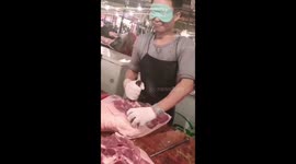 Skilful Chinese vendor separates meat from bones while blindfolded