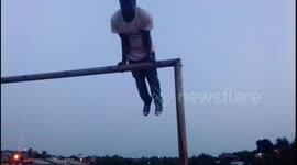 90 Kilos on top of soccer pole doing some stiffing stretchings