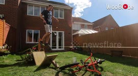'Trick Shot Wizard Juggles Golf Ball While Slacklining'