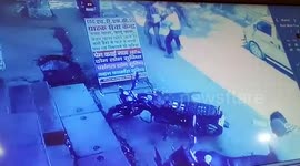 Street fight breaks out as trio of armed robbers attack cash transport car in India