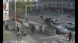 2万元现金被风刮的满街飞 众人帮忙捡拾归还