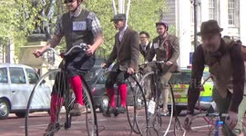Hundreds of cyclists in London Tweed Ride