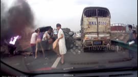 People loot crashed car for cigarettes in China