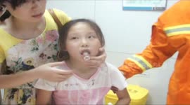 9岁女童喝水贪玩 舌头被瓶口卡住