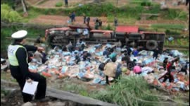 Crowds loot crashed truck for watermelons in China