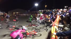Huge crash during brakeless US bike race