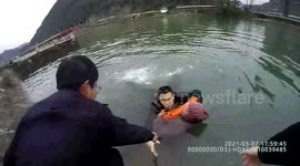 Police officer leaps into river to save drowning man in eastern China