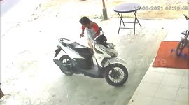CCTV captured robbers steal Indonesian women's wallet left in the scooter box