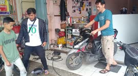 Blind Indonesian man makes incredible repairs just using touch