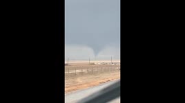 Large twister touches down in northern Texas