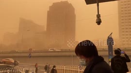 People are recording the sand storm this morning in #Beijing...  #weather https://t.co/enmPjY8NrM