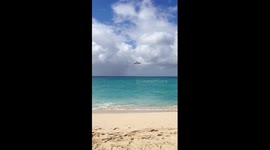 The most dangerous airport in the world - landing approach of KLM plane to St. Martin