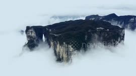 Mountain peak 'floats' above sea of clouds in southern China