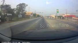 Driver avoids being hit by loose wheel flying from truck