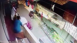 Quick-thinking onlooker saves fainting man from falling off second-floor balcony in south India