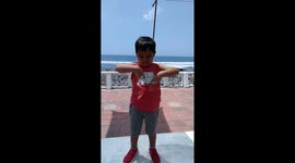 Bastian José muestra el centro de la pantalla o su barriga!!
