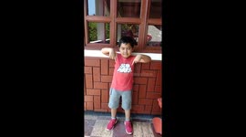 Bastian Jose señala el centro de la pantalla o su barriga para mostrar algo