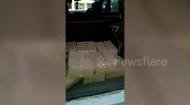 Locals loot illegal liquor from miscreant's abandoned vehicle in central India