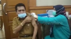 Indonesian state worker has amusingly over-the-top reaction to COVID-19 jab