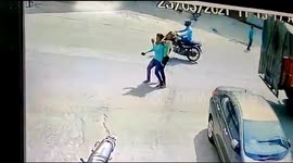 Chilling video shows man being choked out by phone thieves in broad daylight