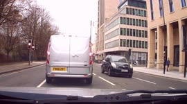 Range Rover Driving Dangerously - Ignores Red Light - Could have hit pedestrian!