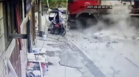 Chinese motorcyclist avoids being crushed by oncoming truck