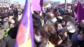 Police attack protesters in Istanbul, Turkey