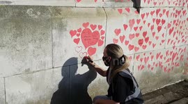 Volunteers draw hearts in touching tribute for 127,000 COVID victims in London