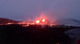 Scores of spectators soak sights of Iceland’s volcanic eruption