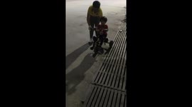 10 yr kid Teaching 3 yr to ride cycle ,This helpful video reminds of our childhood days when elder brother teaches the way.
