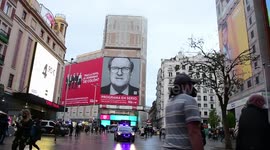 Angel Gabilondo con una gran lona para su campaña electoral se une a la moda en Gran Vía callao, Madrid