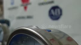 Liquid filled pressure gauge for withstanding vibration and accurately measuring pressure
