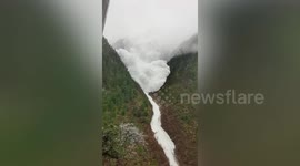 Scared tourists shout ‘run’ as avalanche crashes towards them in southwestern China
