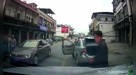 Furious motorist uses steering wheel lock to whack car that honked at him in China